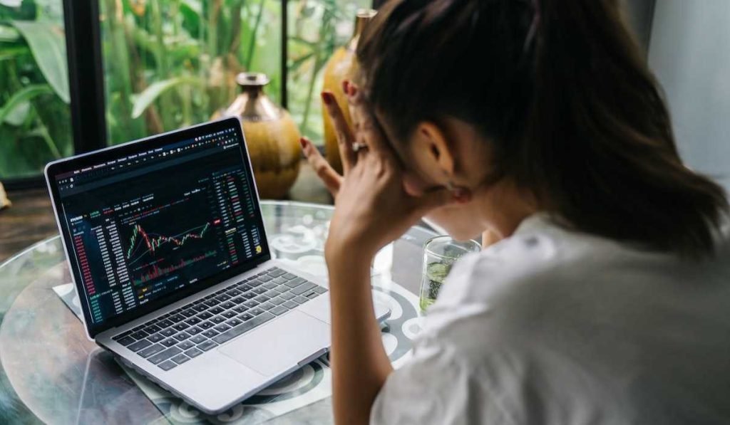 A Frustrated woman trading cryptocurrency