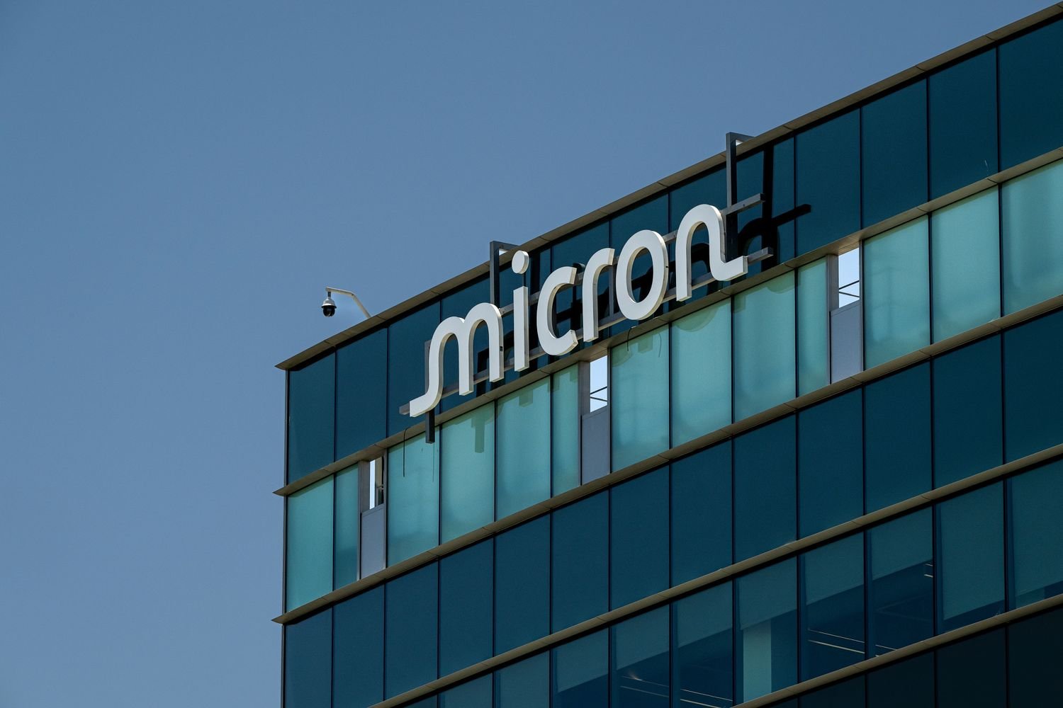 Micron stock sinks 30% despite AI demand boom