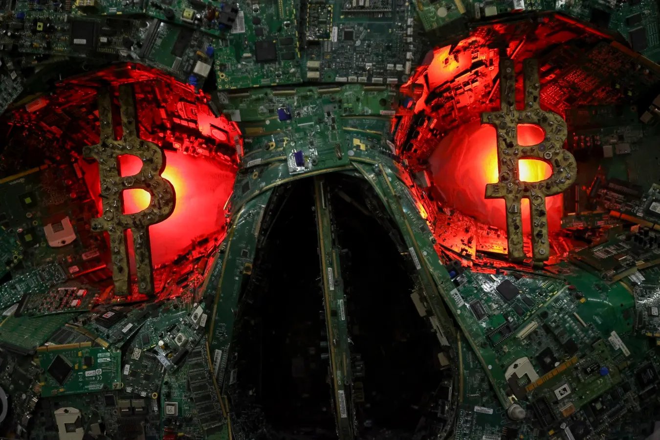 Bitcoin Plunge Spurs Crash Fears, "2008-Style Panic" Warning