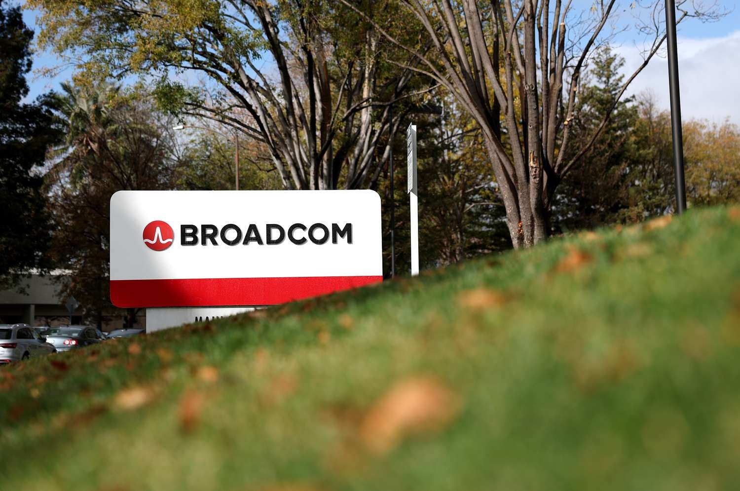 Broadcom Stock Rises Ahead of Earnings Expected to Beat