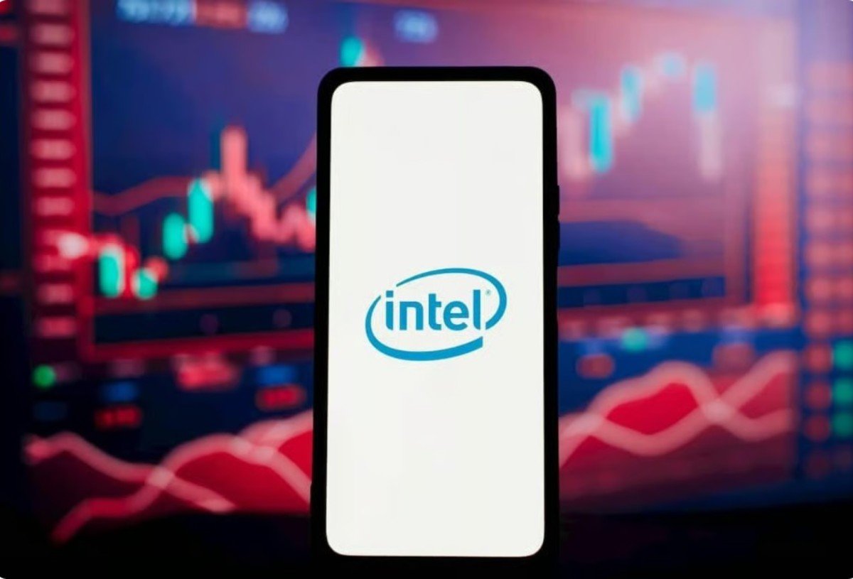 Intel Slumps 17%, BofA Upgrades Amid Sector Sell-Off
