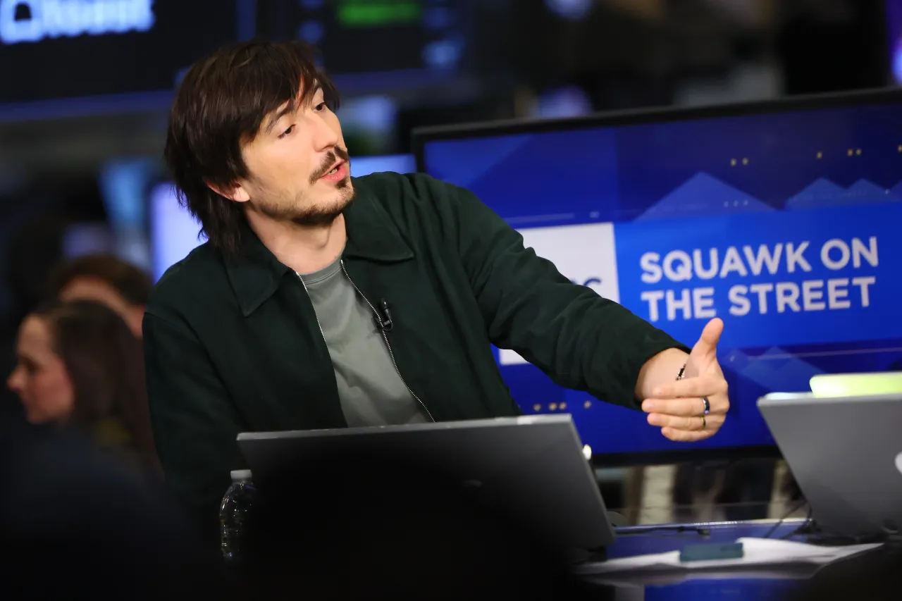 Robinhood Lays Off 10% Staff Amid Record Trading