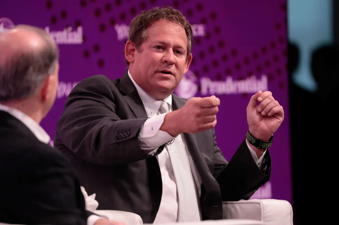 BlackRock CIO Shifts Funds From Bitcoin to AI
