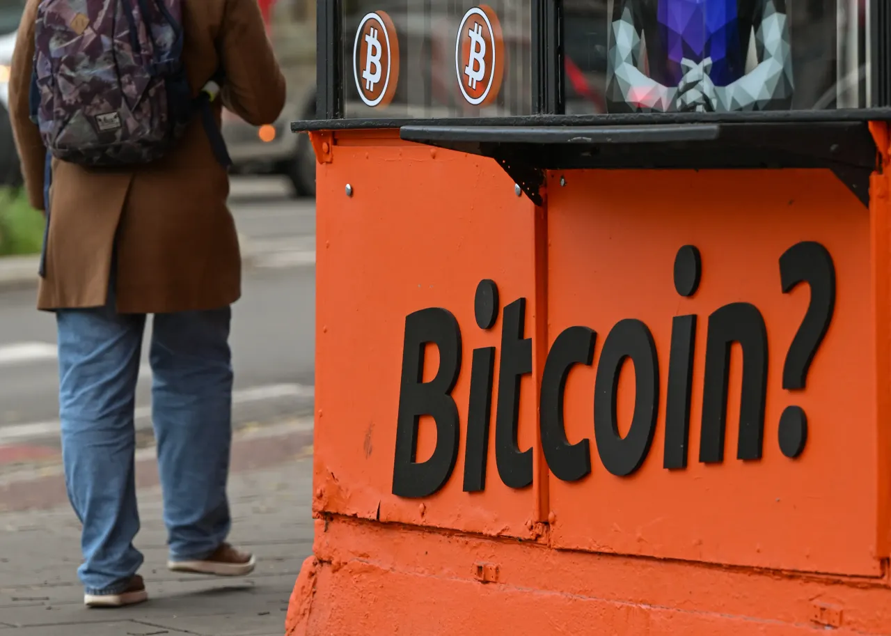 Ethereum Outperforms Bitcoin Amid $800M Wipeout