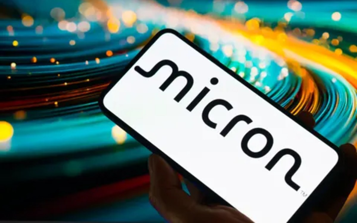 Micron Defies Tech Selloff, Hits Record High Before Earnings