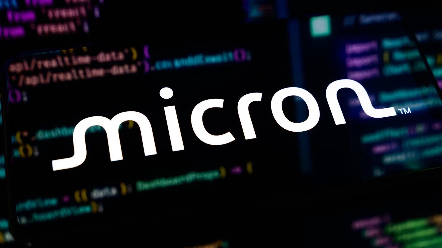 Micron Stock Plunges Below $1000 Amid AI Sell-Off