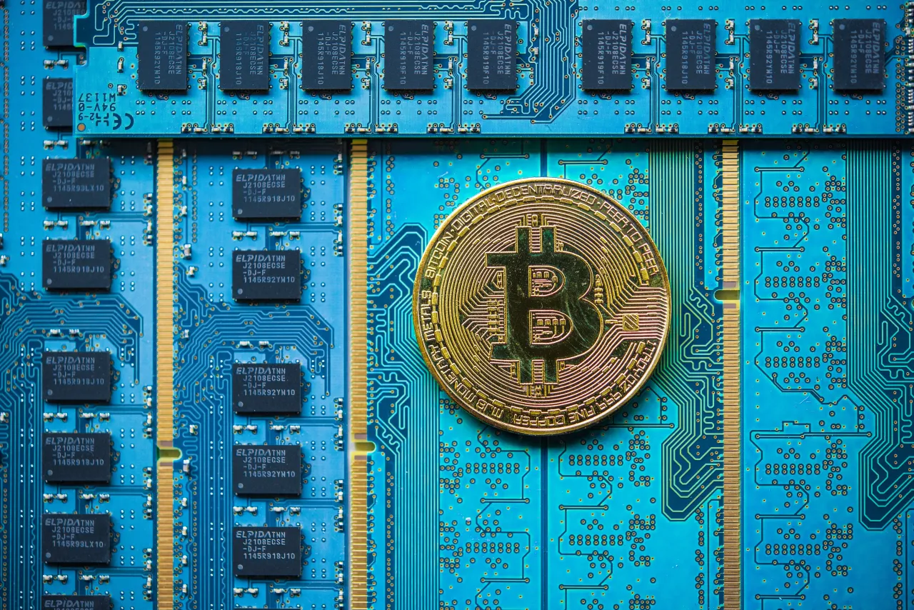 ASST Doubles in August, Outshines MSTR as Bitcoin Soars