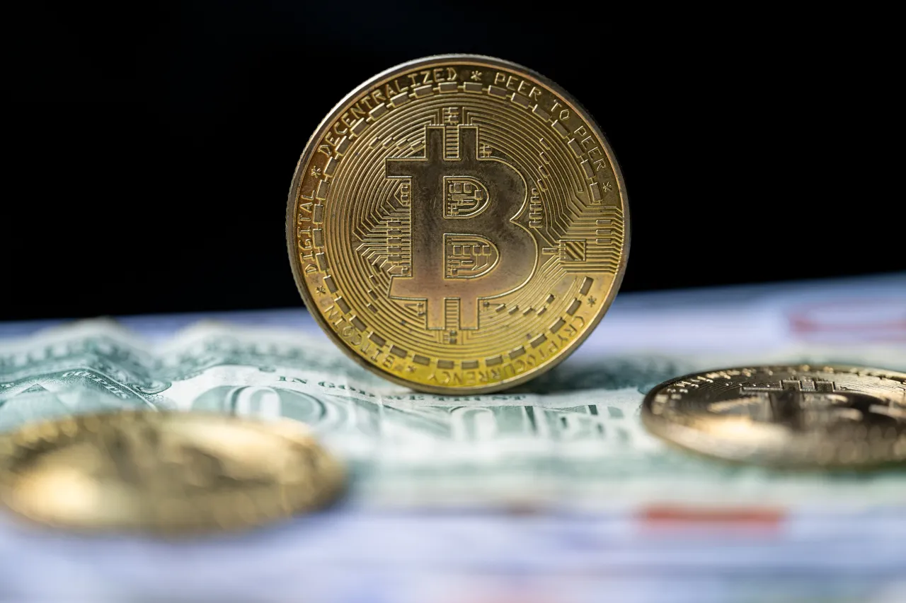 Bitcoin-Gold Correlation Hits 6-Year High as Hedge Demand Rises
